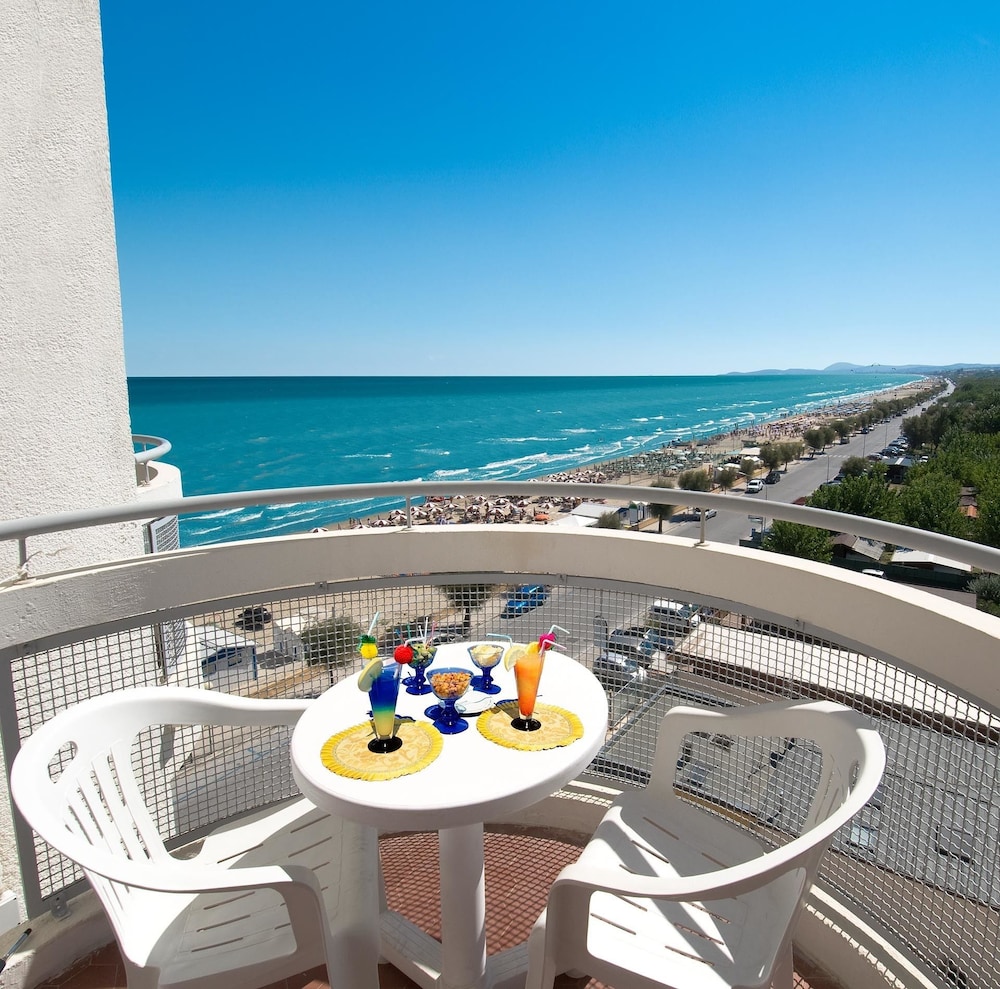 Classic Double or Twin Room, Partial Sea View, photo 6