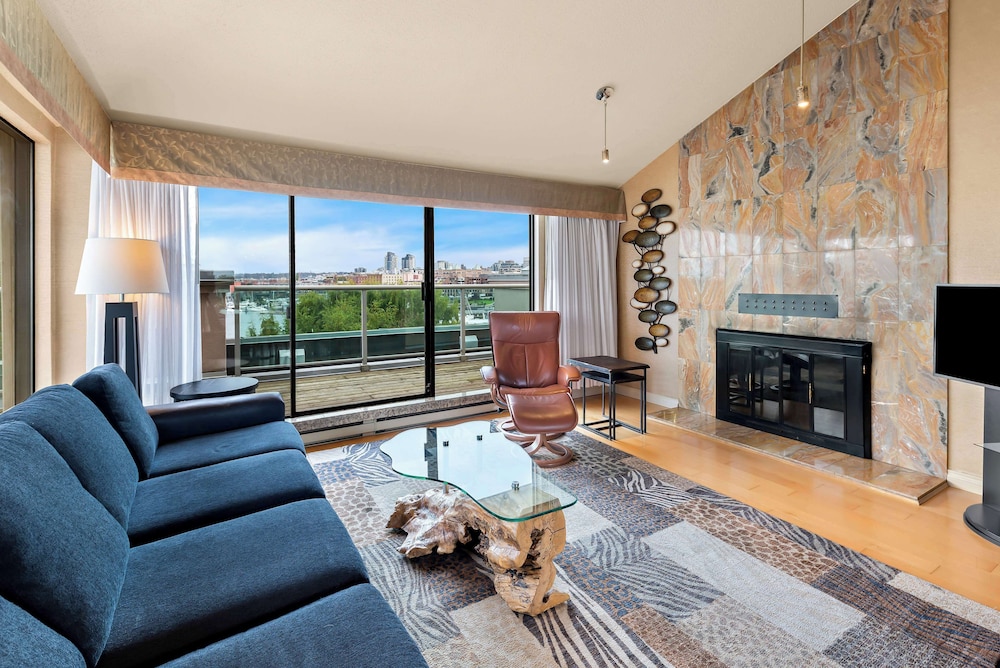 Suite, 1 King Bed, Kitchen, Harbor View (Penthouse;with Sofabed) photo 3