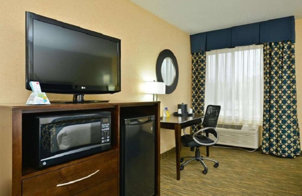 Suite, 2 Queen Beds, Non Smoking, Refrigerator & Microwave (with Sofabed) - Photo 3