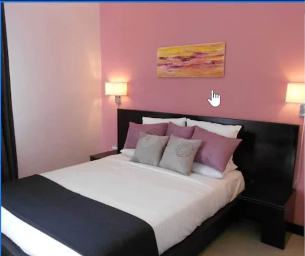 Deluxe Room, 1 Queen Bed photo 3