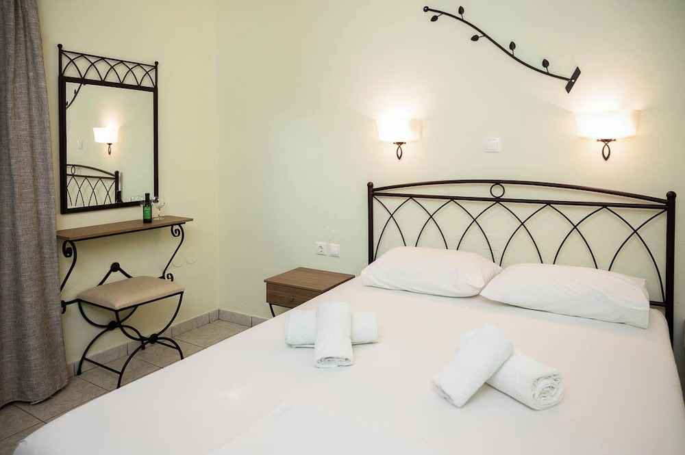 Economy Double Room, Balcony, Garden View