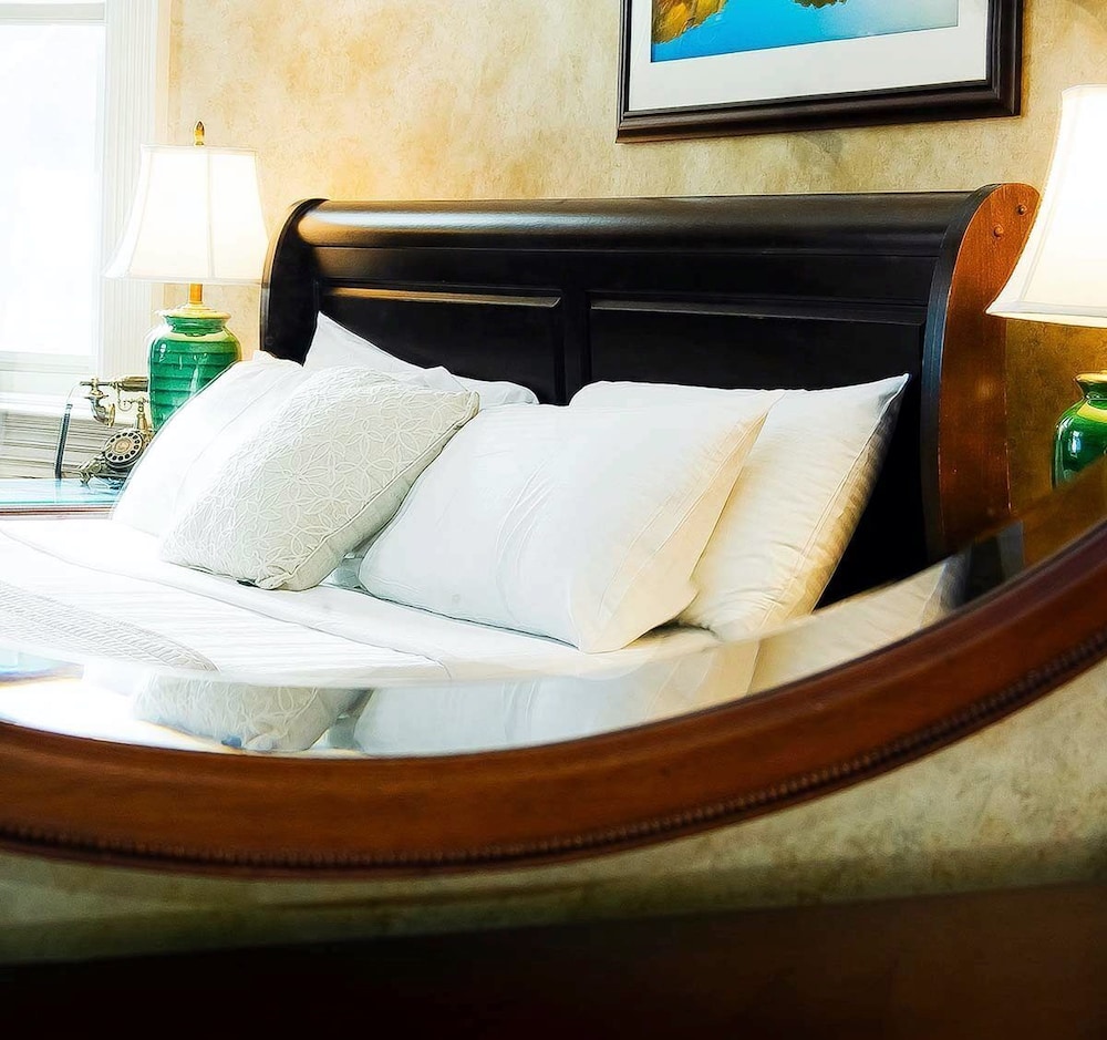 Standard King, 1 King Bed photo 1