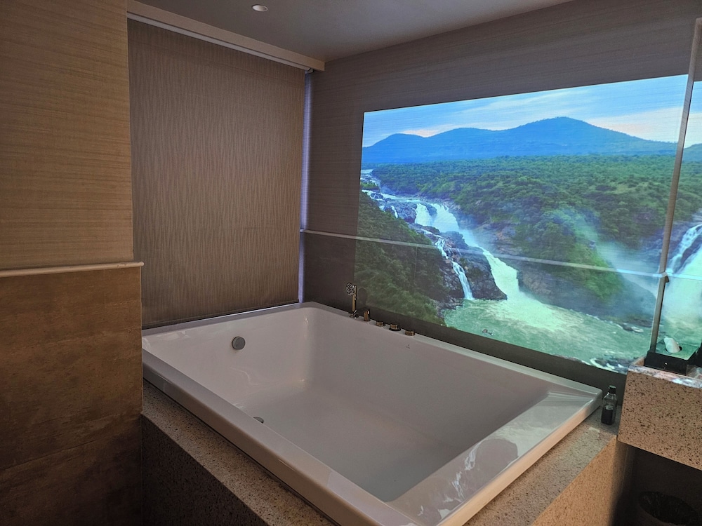 Premium Room with Grand Bathtub - Photo 4