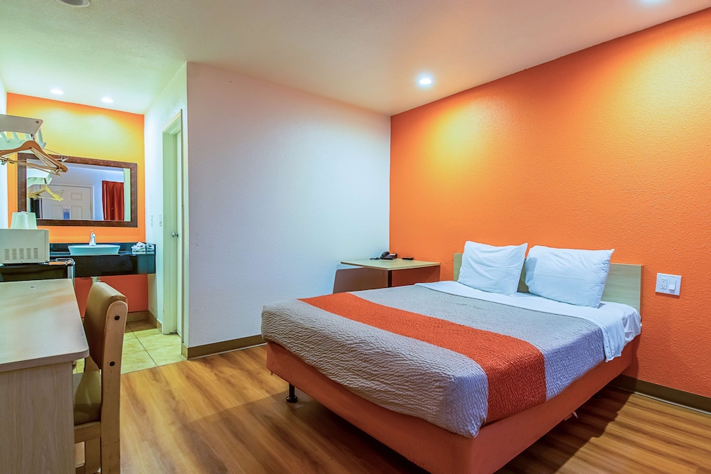 Standard Room, 1 Queen Bed, Non Smoking