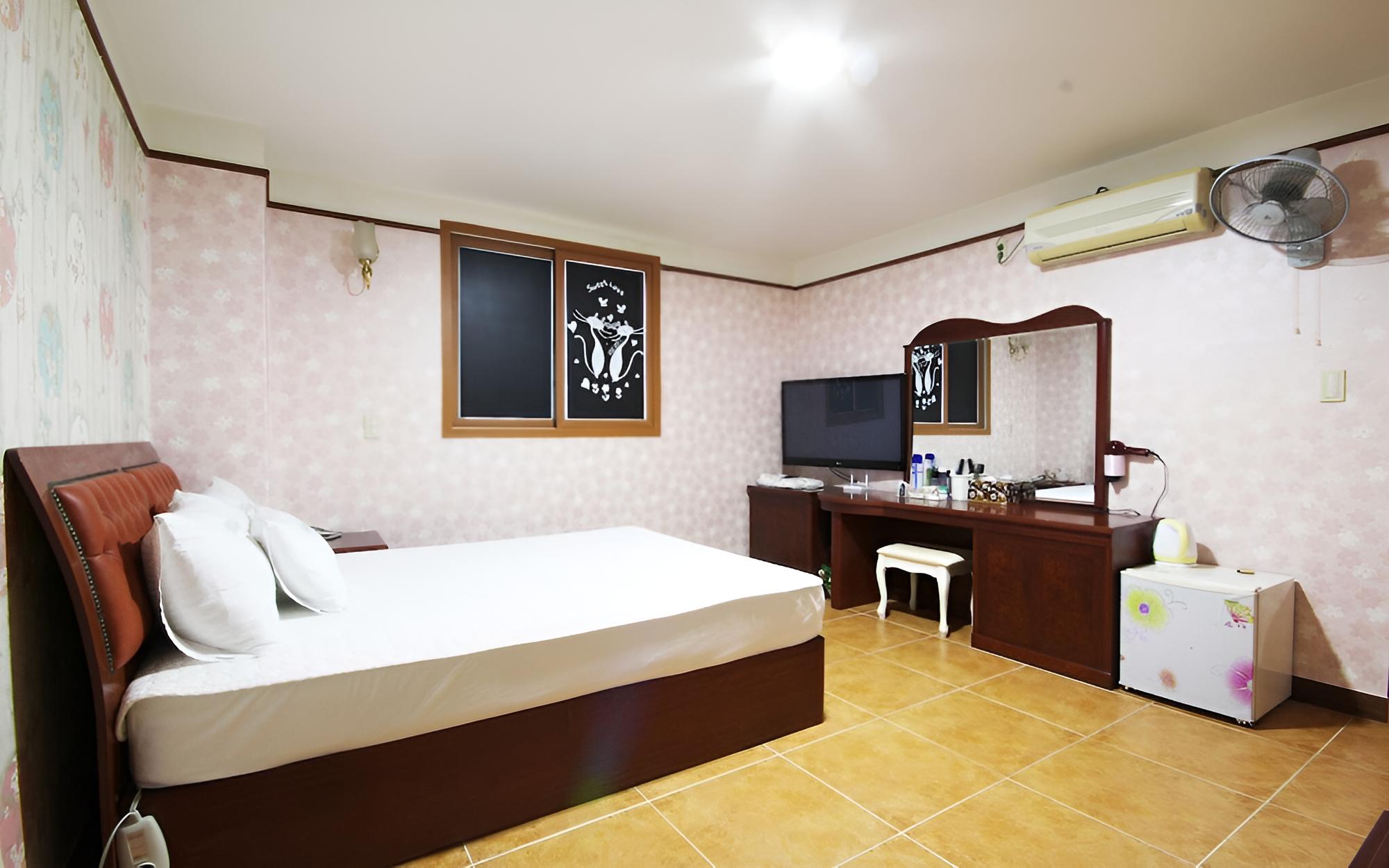 Room (Standard Room) - Photo 7