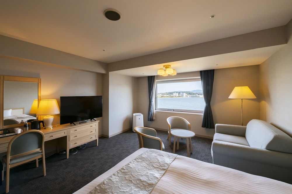 Superior Twin Room with Living Room, Lake View, Non Smoking (Renewal West Building) photo 3