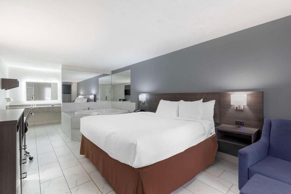 Standard Room, 1 King Bed, Non Smoking, Hot Tub - Photo 1