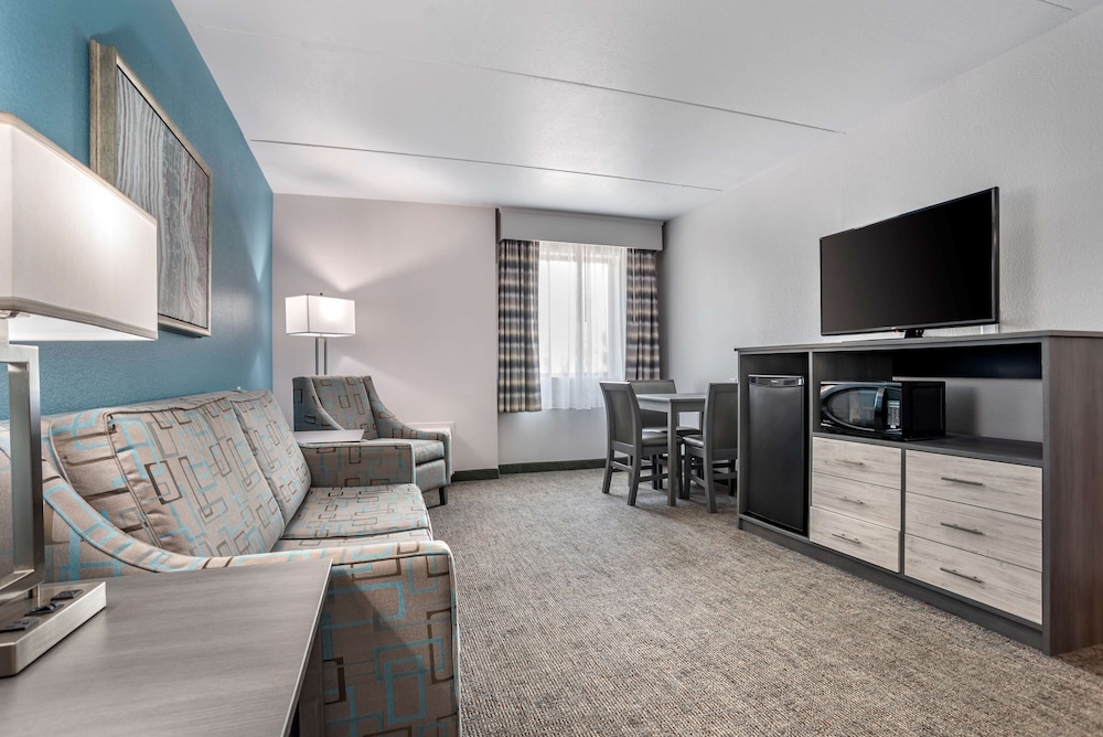 Suite, 1 King Bed with Sofa bed, Non Smoking, Refrigerator & Microwave (with Sofabed) - Photo 4