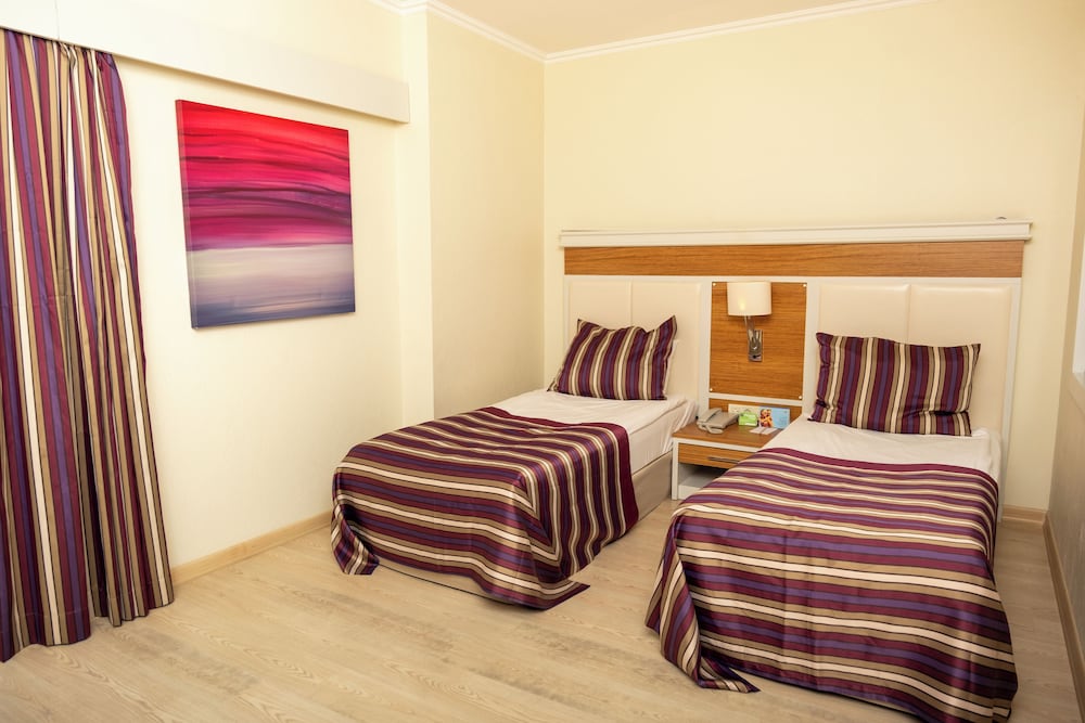 Family Room, 1 Bedroom (Partial Sea View and Second Bedroom) photo 2