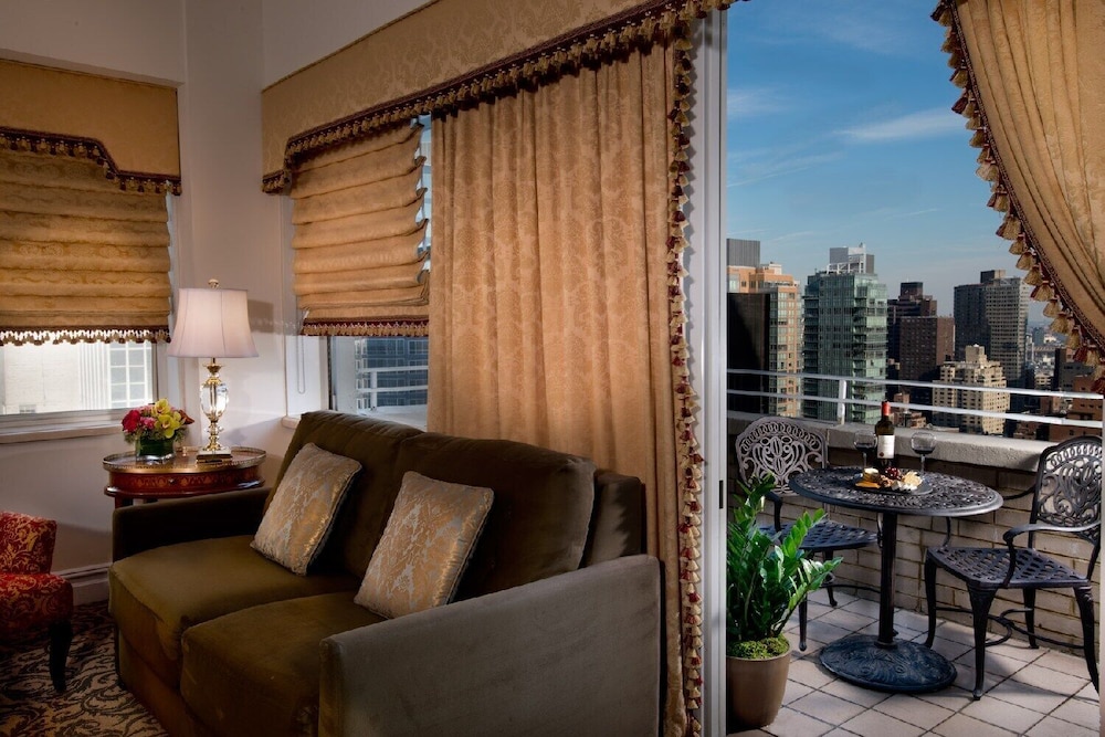 Luxury One Bedroom Suite - King Bed photo 2