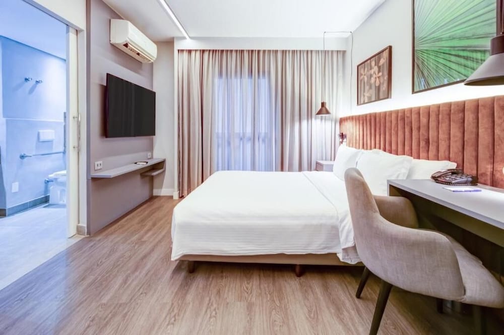 Deluxe Room, 1 Queen Bed, Mobility Accessible - Photo 4