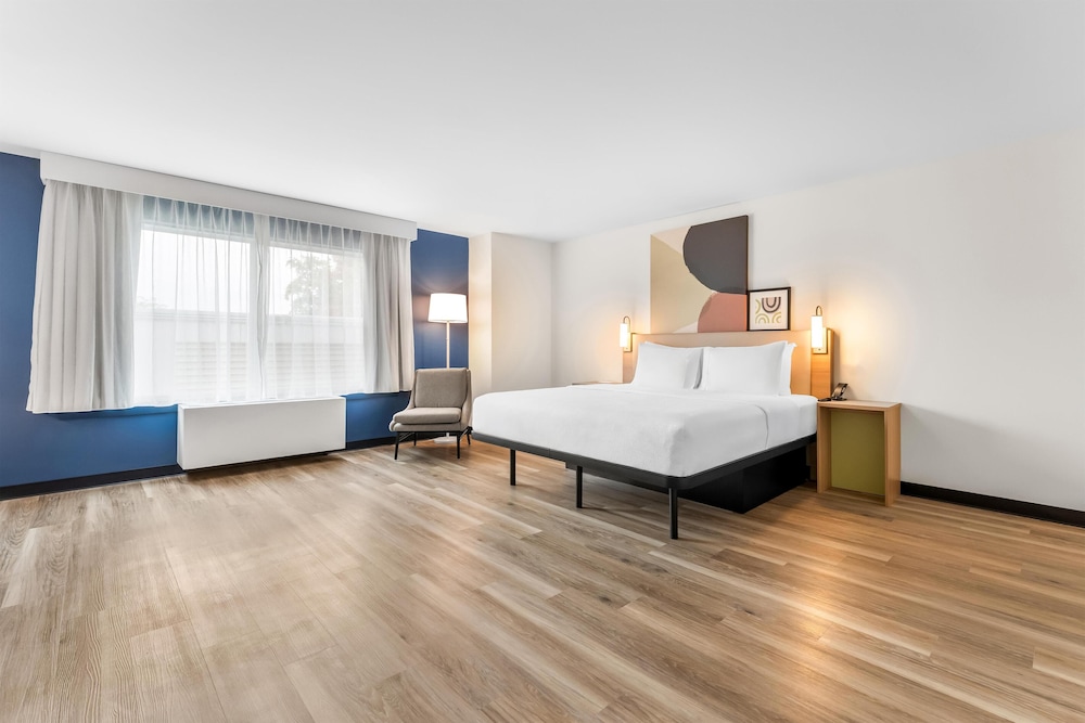 Room, 1 King Bed, Accessible, Bathtub (Mobility) photo 2