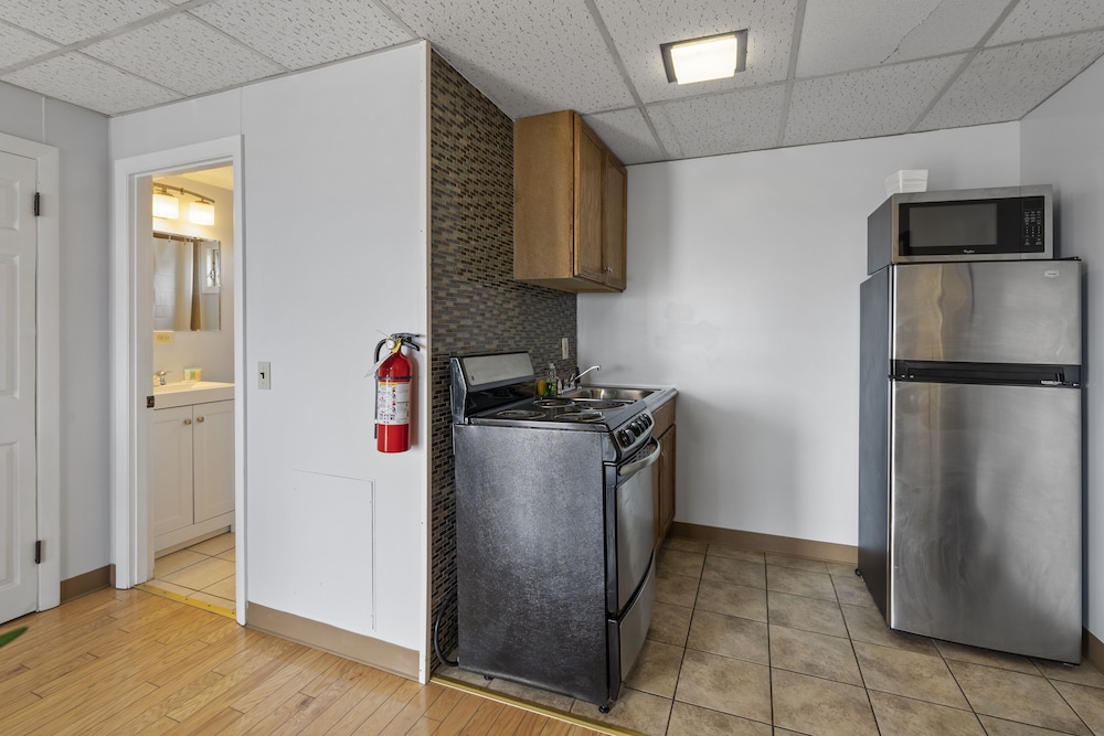 Deluxe King Room with Full Kitchen & Futon, photo 6