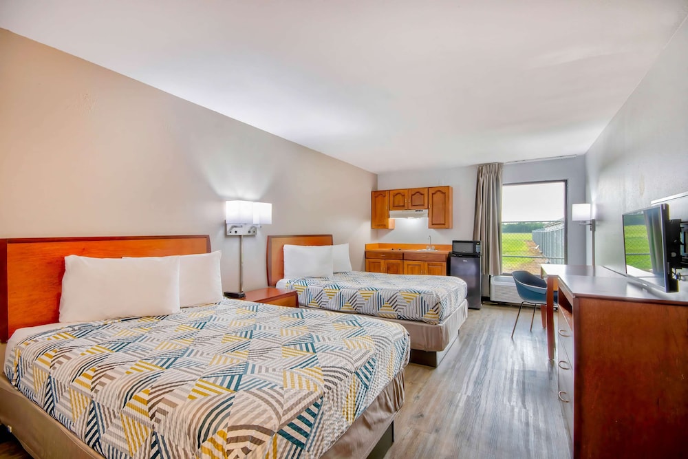 Standard Room, 2 Queen Beds, Smoking, Refrigerator & Microwave - Photo 2