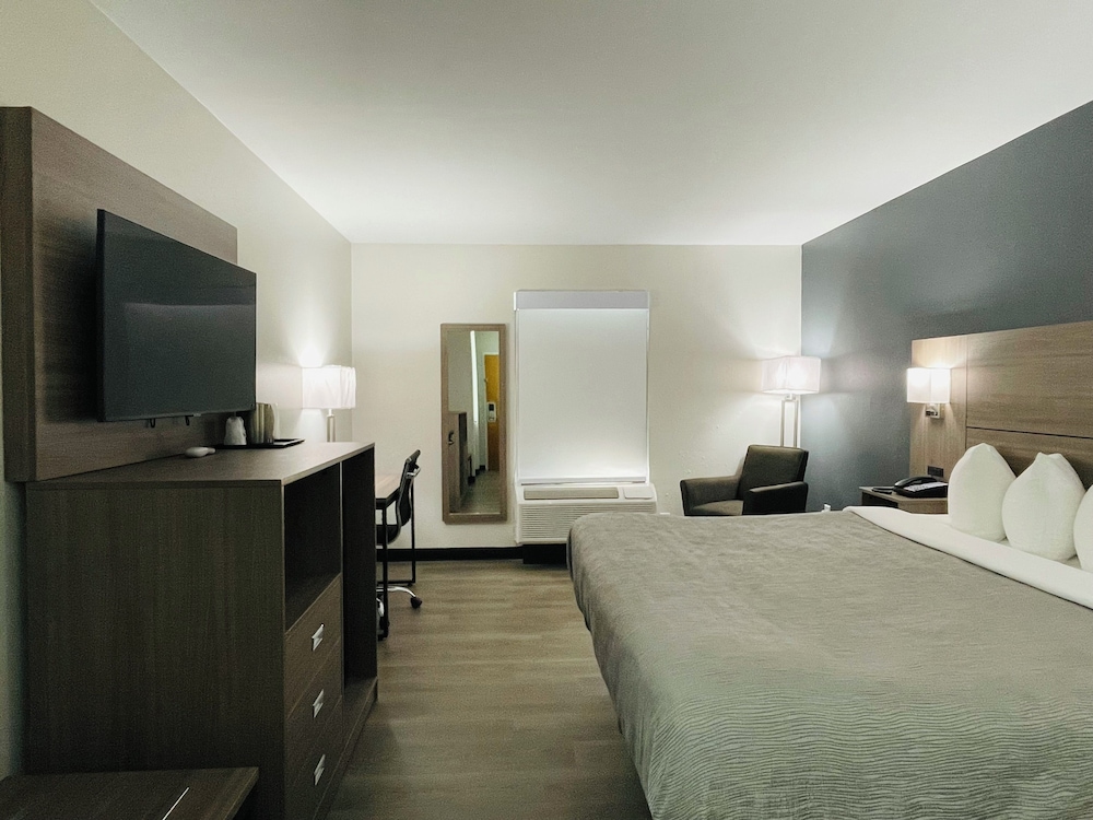 Standard Room, 1 King Bed, Non Smoking - Photo 2