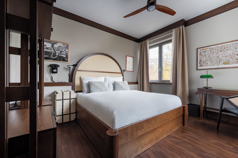 Standard Room, 1 Queen Bed