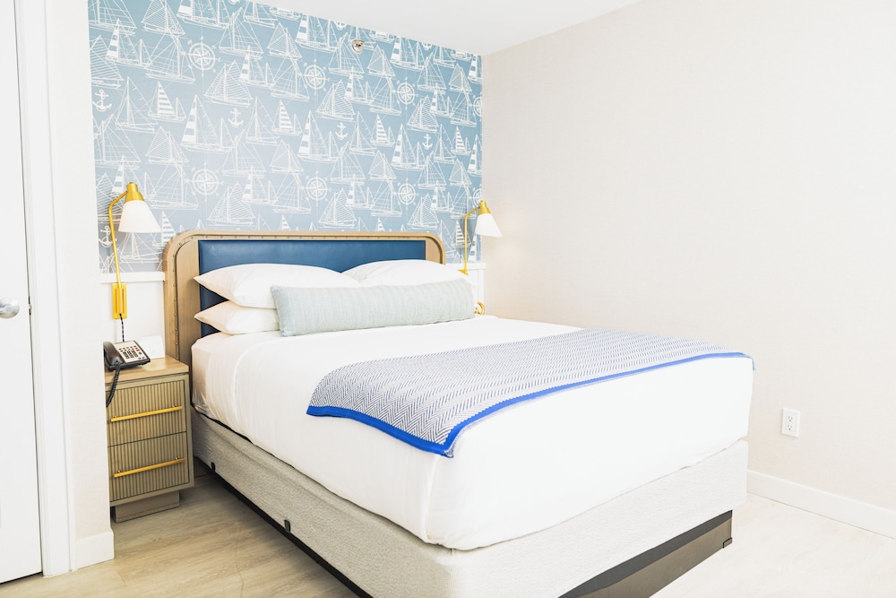 Deluxe Single Room, 1 Queen Bed, Harbor View, Tower - Photo 2