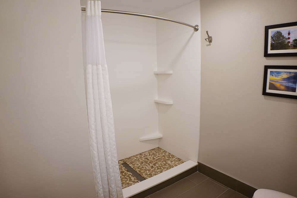Deluxe View King Suite Ground Floor - Bayview - Photo 14