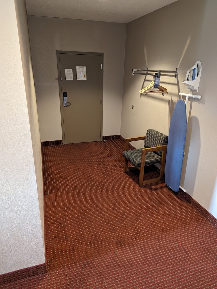 Room, Multiple Beds, Non Smoking - Photo 4