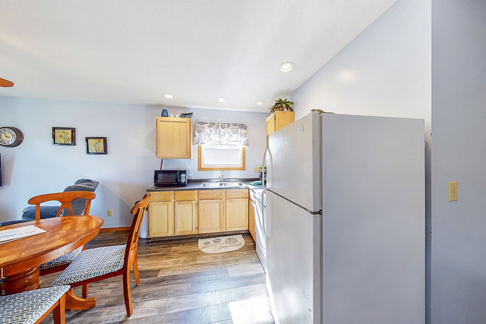 2 Bedroom Queen Cabin 2, Lake View photo 2