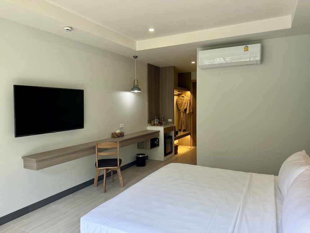 Panoramic Room, 1 King Bed, Mountain View - Photo 10