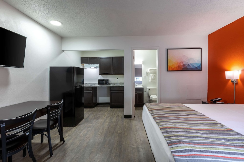 Deluxe Room, 1 Queen Bed, Non-Smoking, Kitchenette photo 3