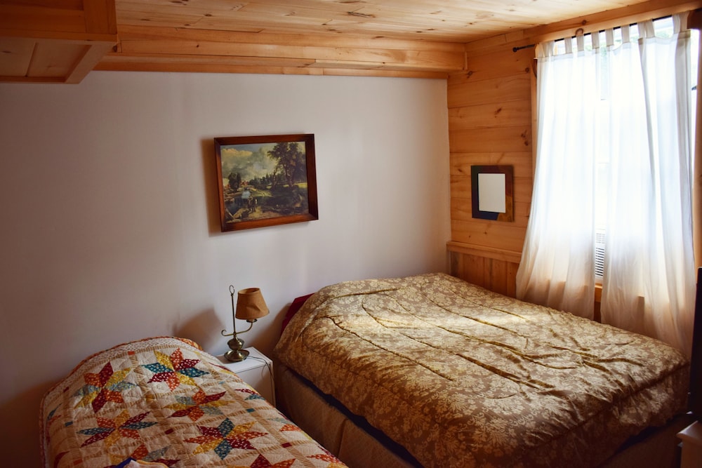 Standard Room (2 Doubles, 1 Single Bed) photo 3