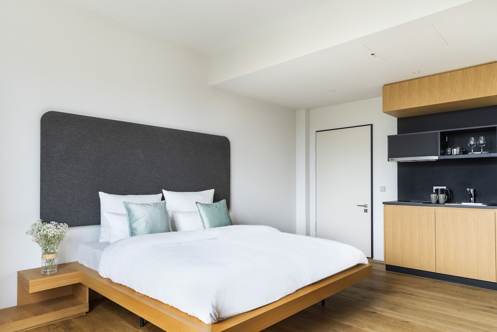 Medium Studio, Kitchenette - Accessible photo 2