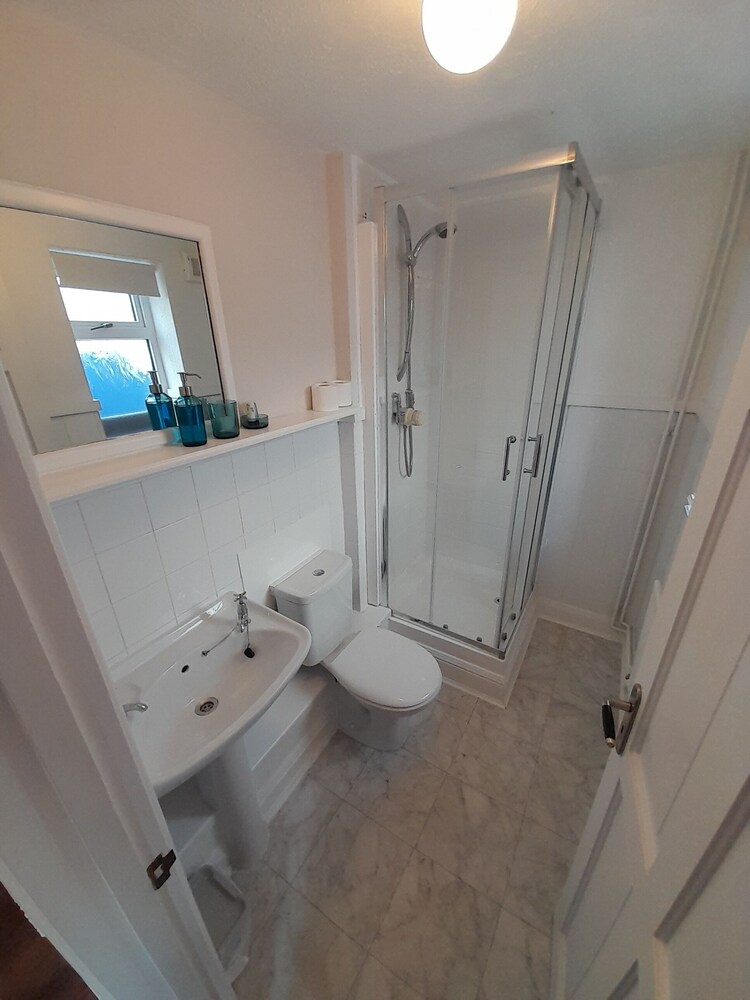 Classic Triple Room, Ensuite photo 2