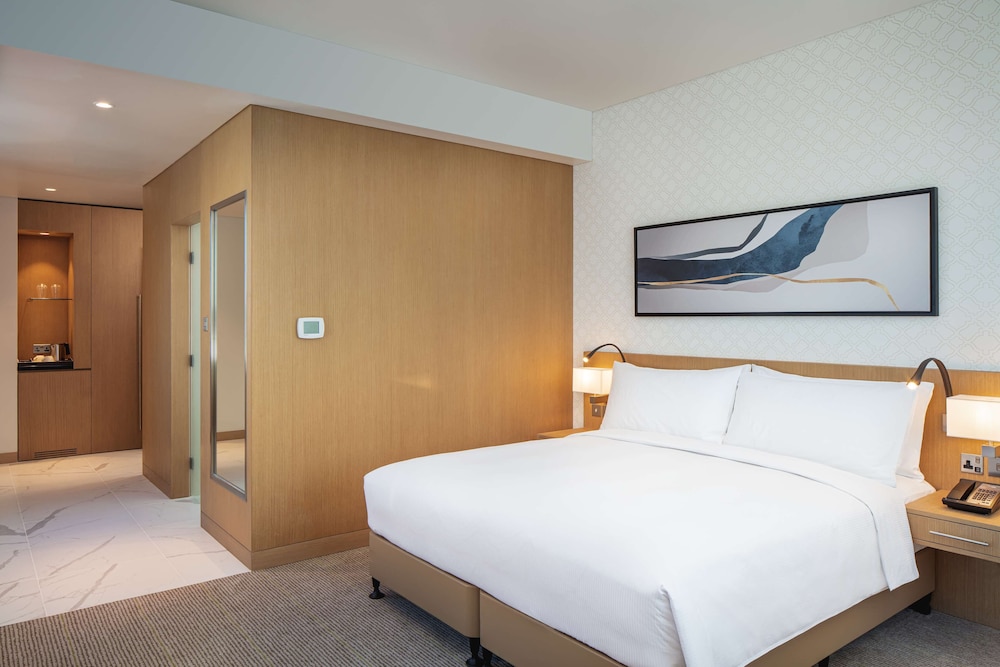 Deluxe Room, 1 King Bed, Corner photo 3