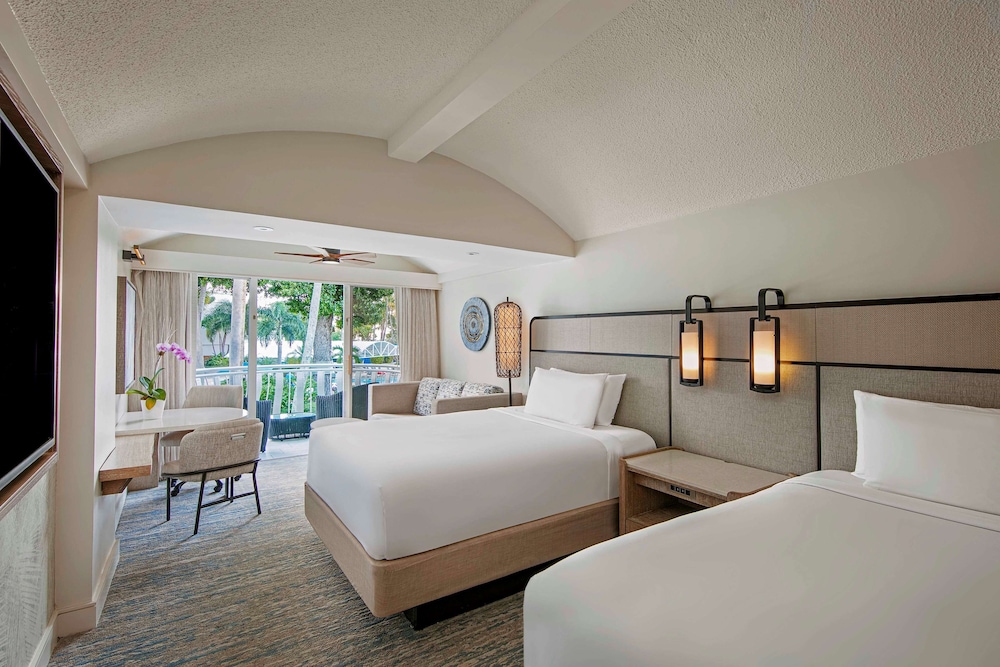 Room, 2 Queen Beds, Balcony (Club)