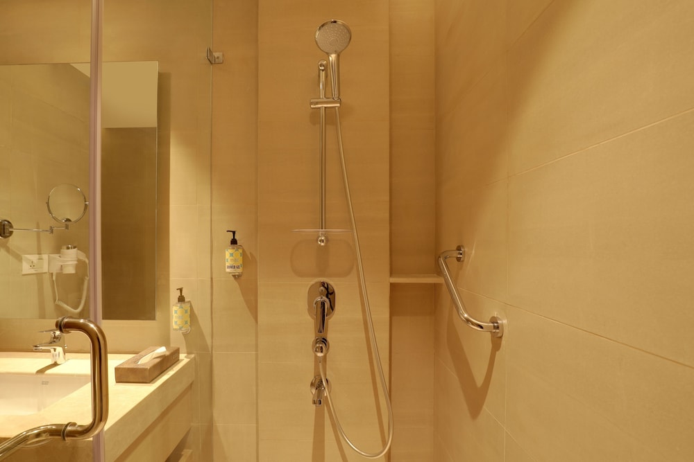 Deluxe King Room - Photo 2