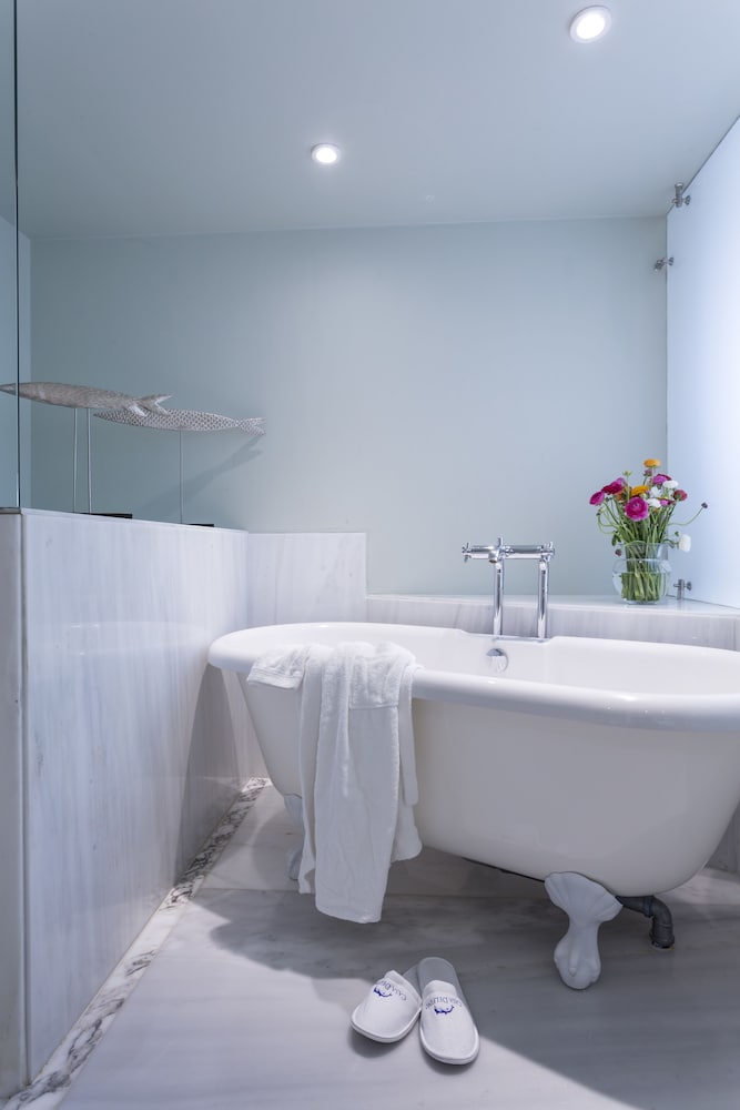 Executive Suite - Photo 14