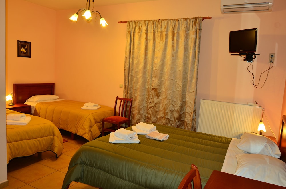 Quadruple Room (Meteora View)