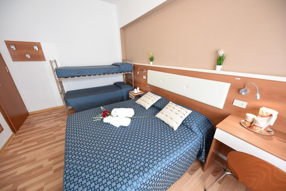 Quadruple Room, Ensuite, Partial Sea View photo 2