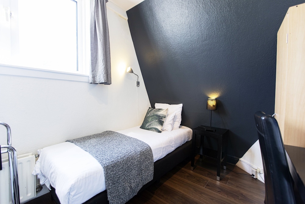 Basic Single Room, 1 Twin Bed, Shared Bathroom photo 1