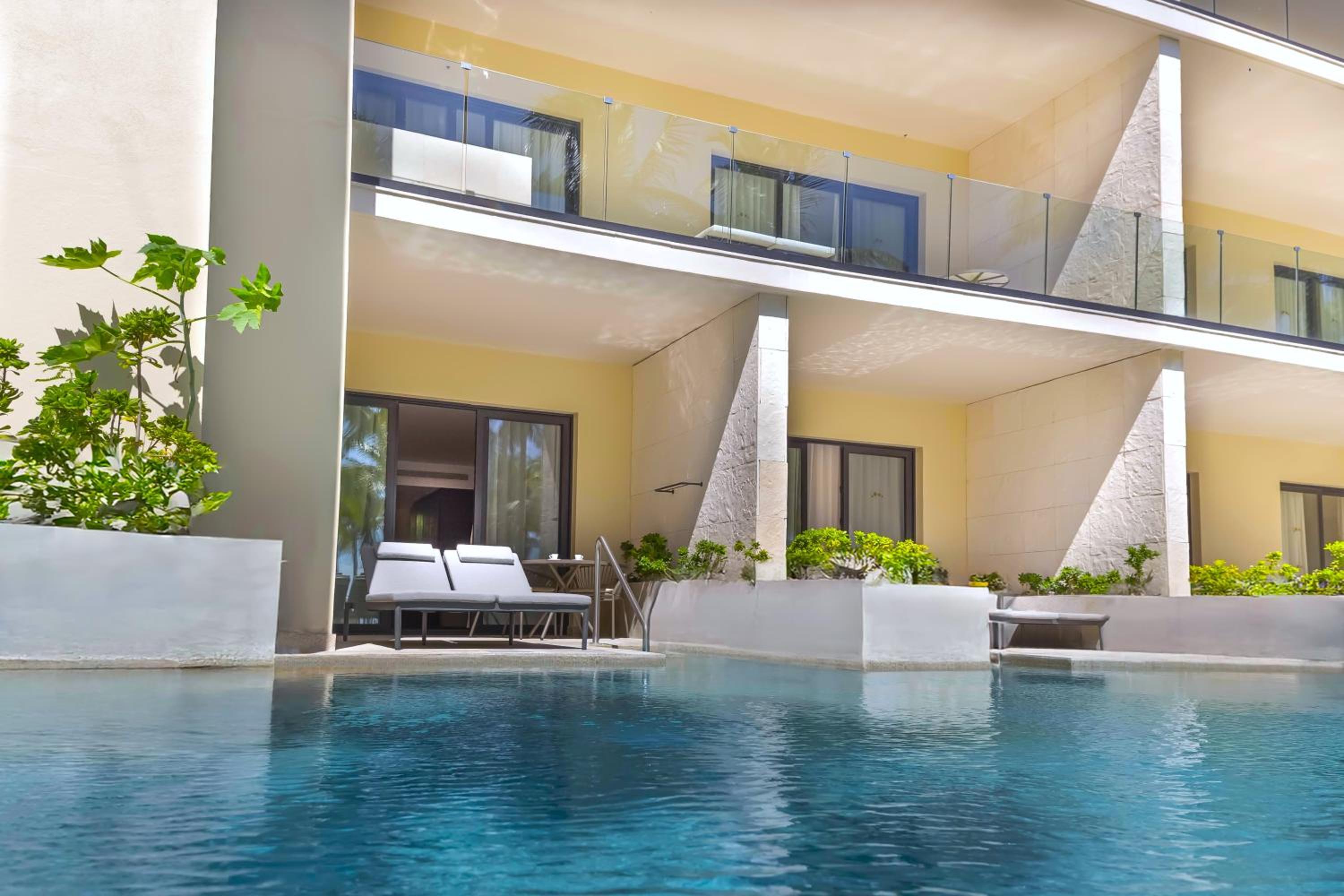 Family Selection Junior Suite Swim up Beachfront