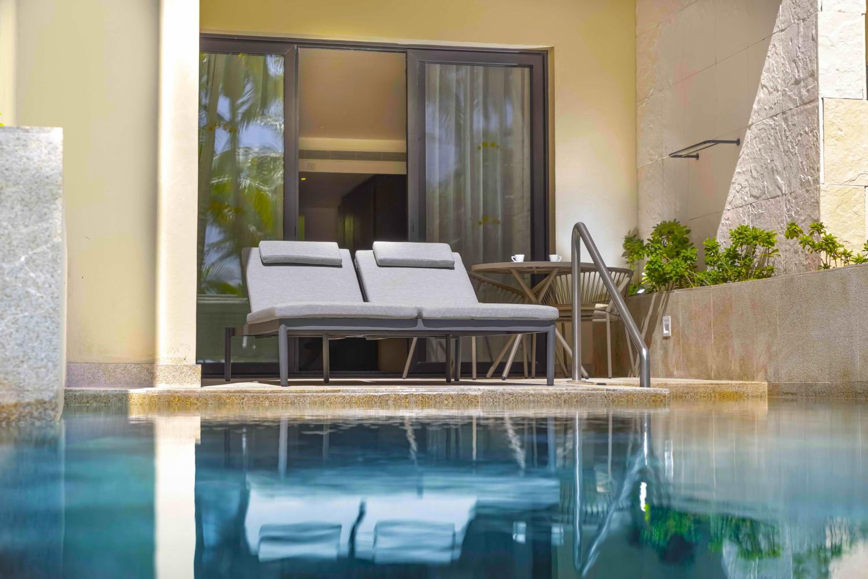 Family Selection Junior Suite Swim up Beachfront thumbnail 6