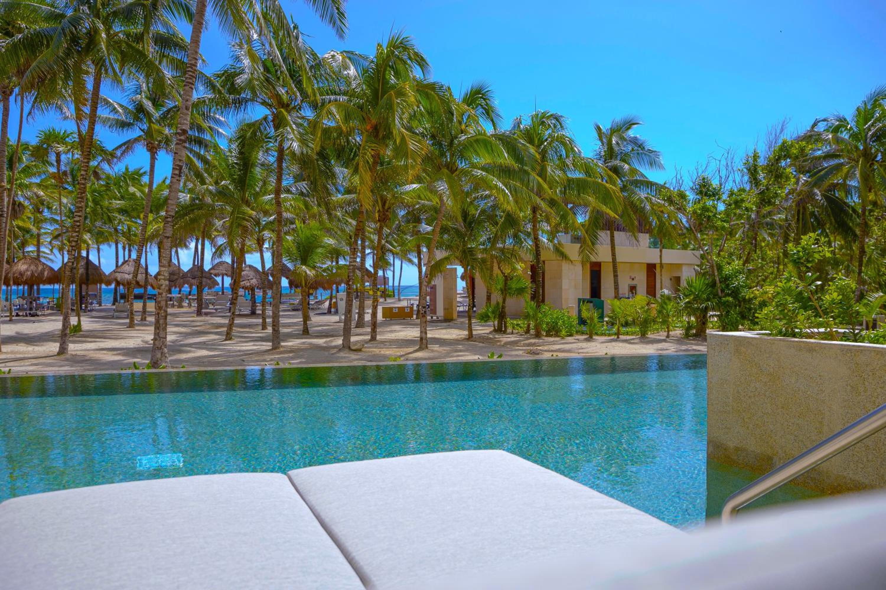 Family Selection Junior Suite Swim up Beachfront