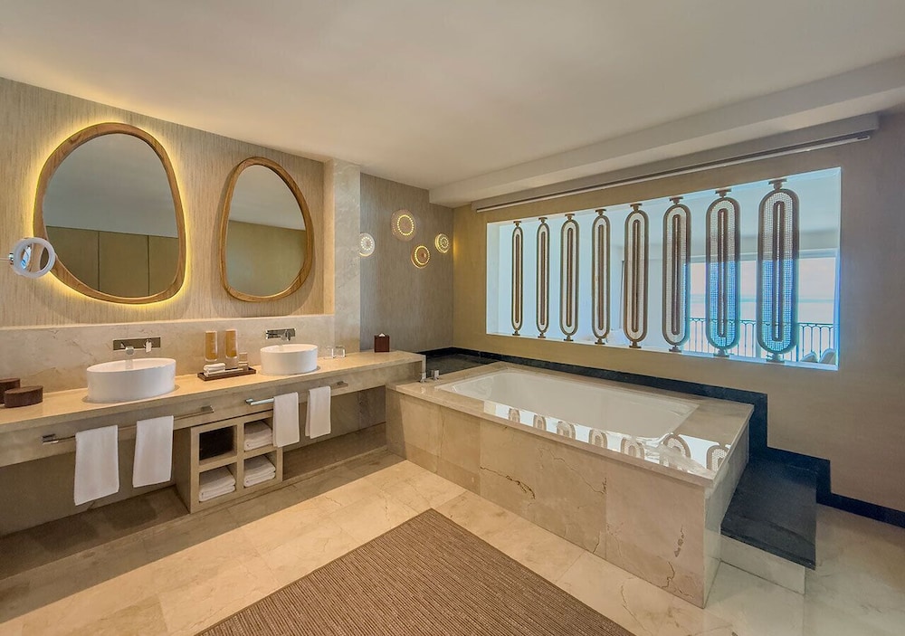 Royal Master Suite Hot Tub