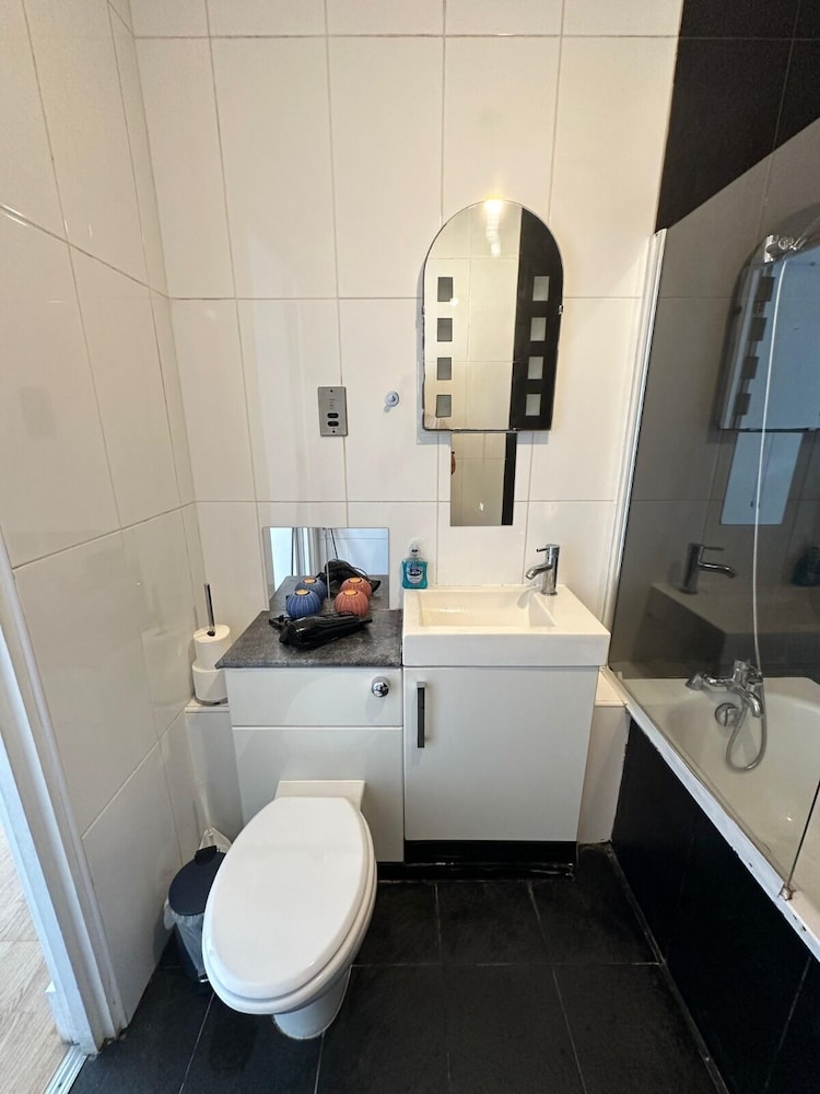 Apartment, Private Bathroom thumbnail 6