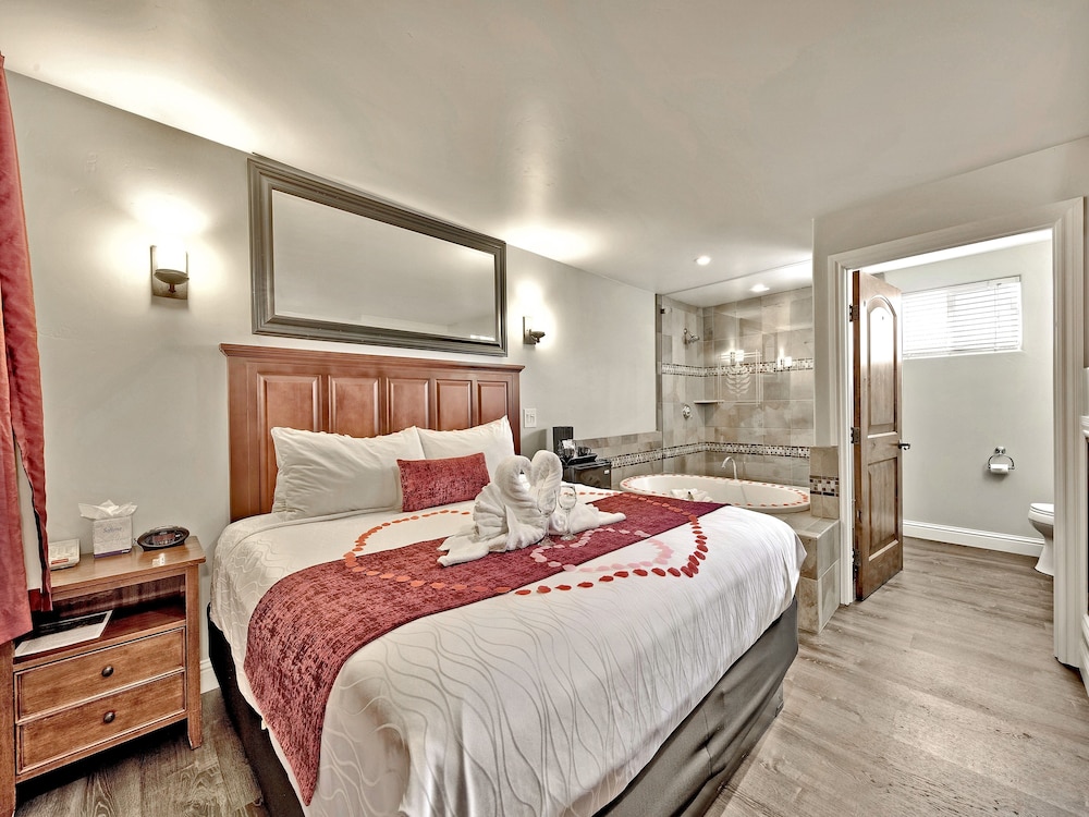 Standard Room, 1 Queen Bed (The Pines Room)
