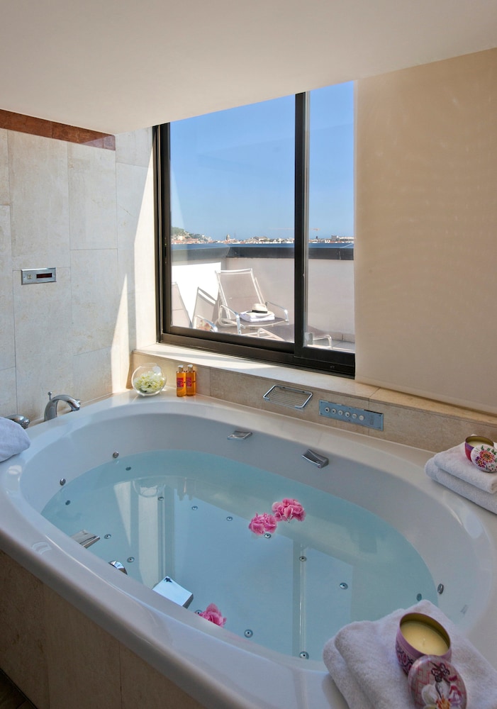 Suite, 1 Bedroom (1 King & 1 Sofa Bed) thumbnail 6