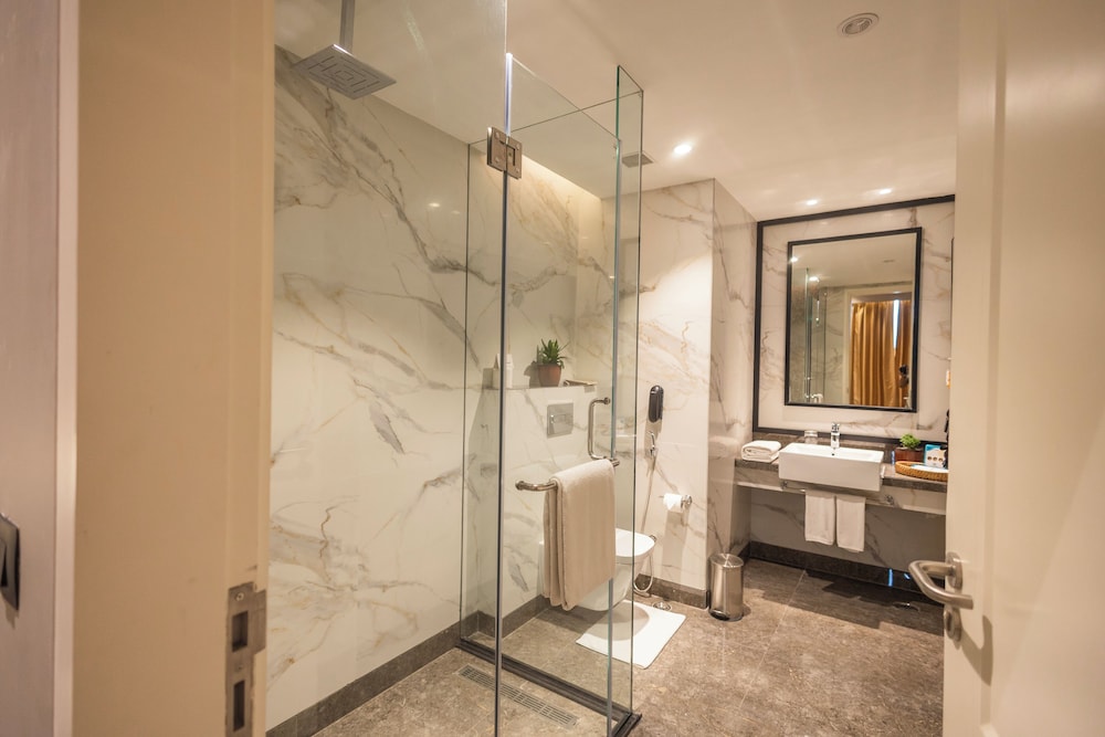 Executive Suite - Photo 13