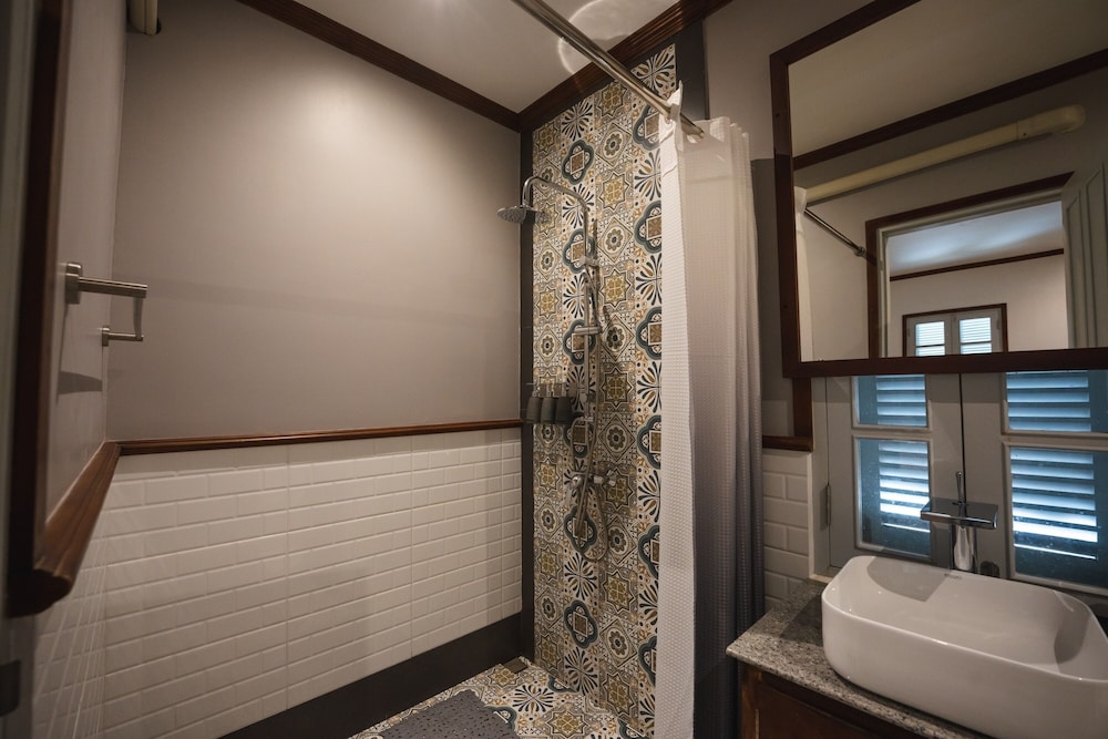 Standard Twin Room - Photo 11