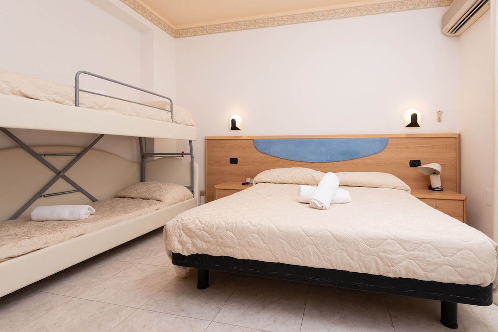 Classic Triple Room, Multiple Beds, Non Smoking photo 2