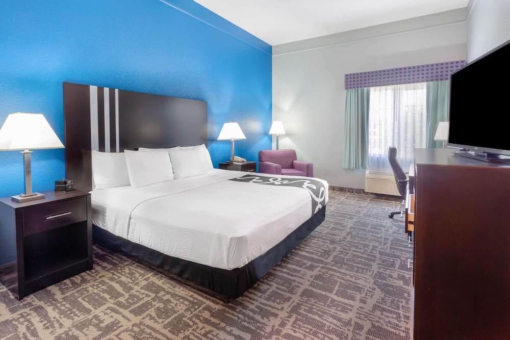 Deluxe Suite, 1 King Bed with Sofa bed, Non Smoking - Photo 4