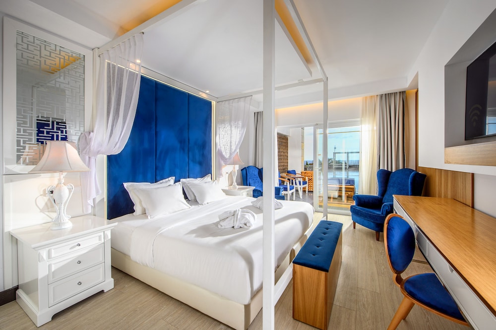 Suite with Sea View and Sharing Pool - Photo 1