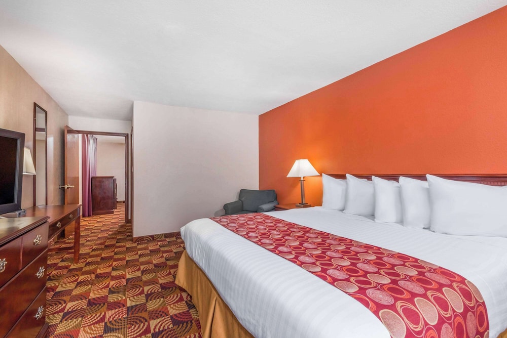 Deluxe Suite, 1 King Bed, Non Smoking, Executive Level - Photo 1