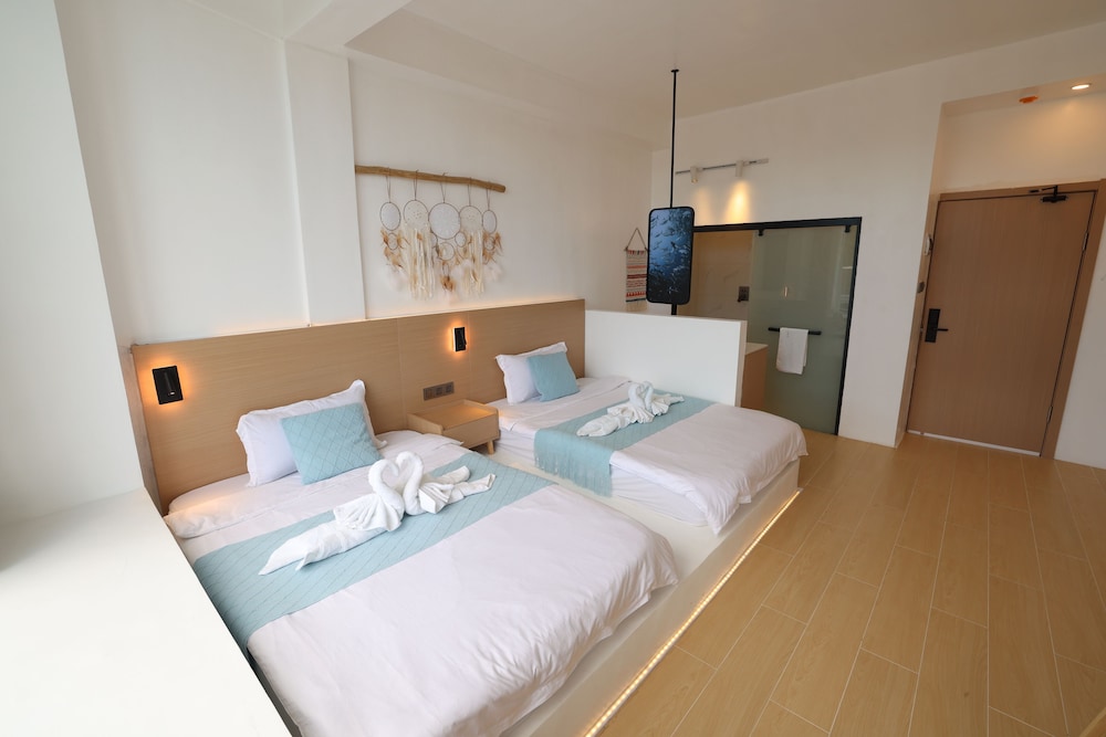 Deluxe Double Room, 2 Double Beds, Balcony, Pool View photo 2